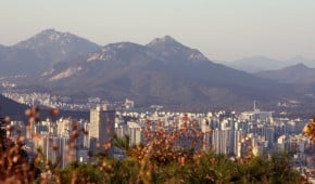 The view of downtown Seoul from the top of Yongmansan Mountain.