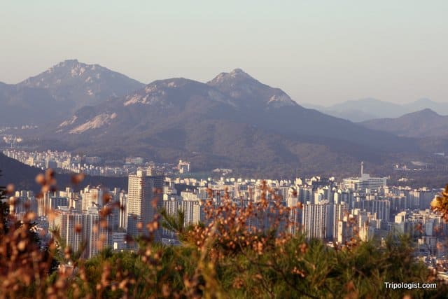 The view of downtown Seoul from the top of Yongmansan Mountain.