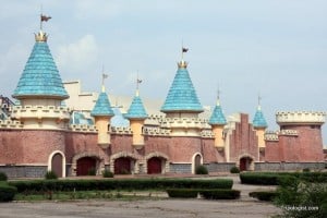 The entrance to Wonderland Amusement Park.