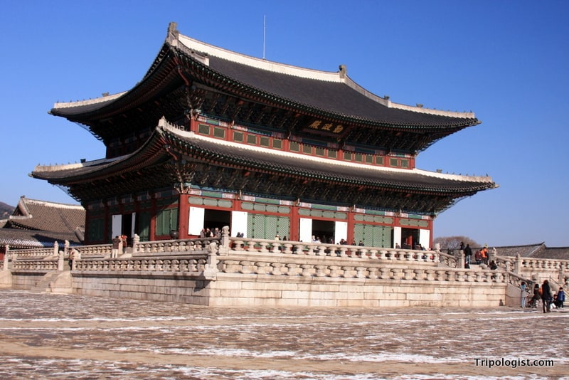 Geunjeongjeon, the trone room of Gyeongbokgung Palace in downtown Seoul, South Korea.