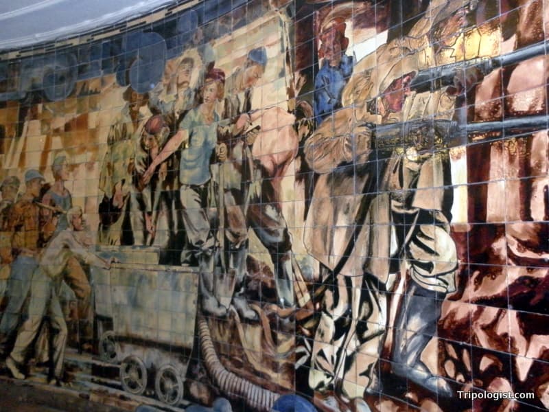 A mural inside Komsomolskaya Station showing the hard work of the proletariat.